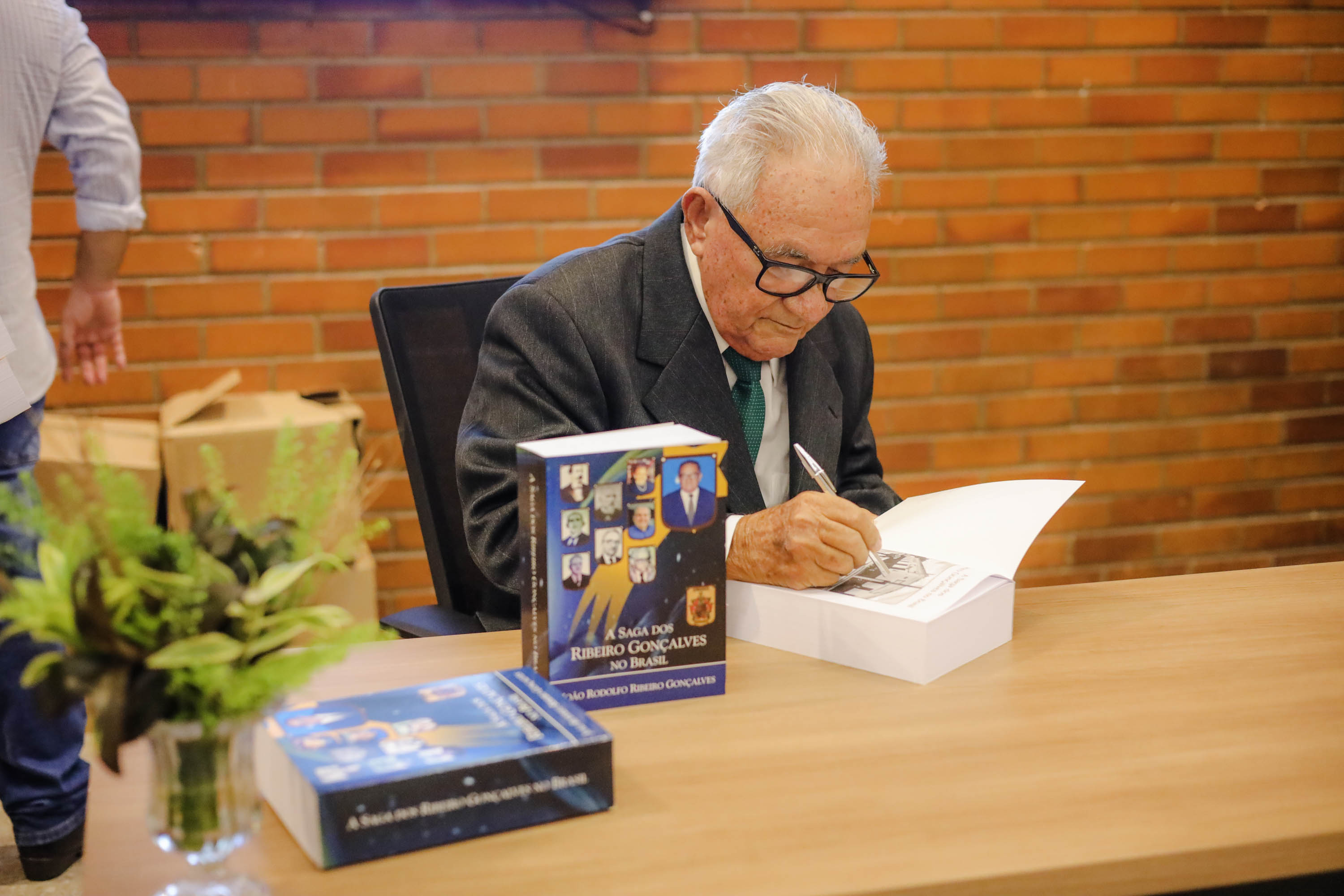 Público e servidores da Alepi prestigiam lançamento de livro na Praça do Povo 