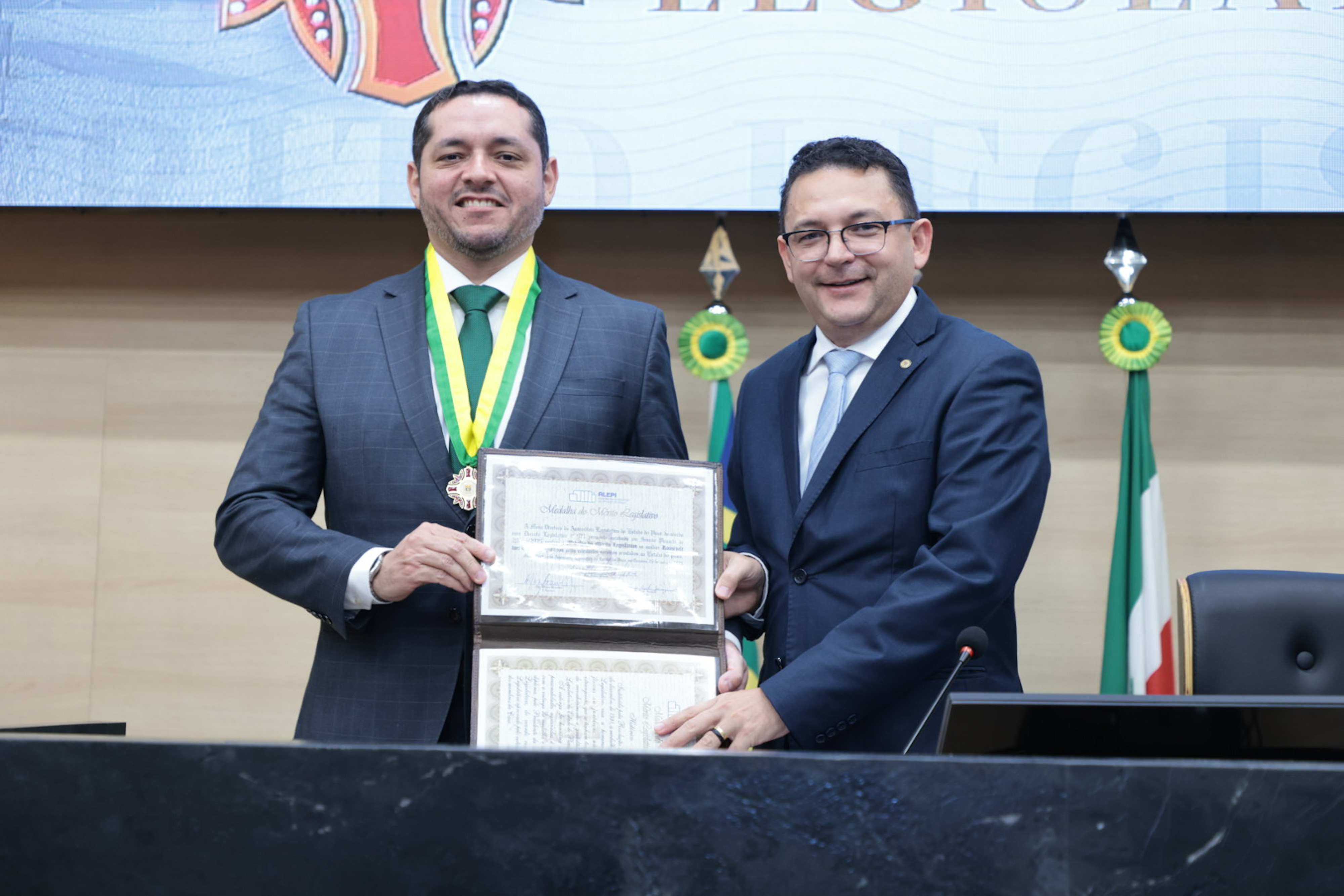 Roosevelt Figueiredo, secretário de Finanças do TJ, recebe homenagem na Alepi