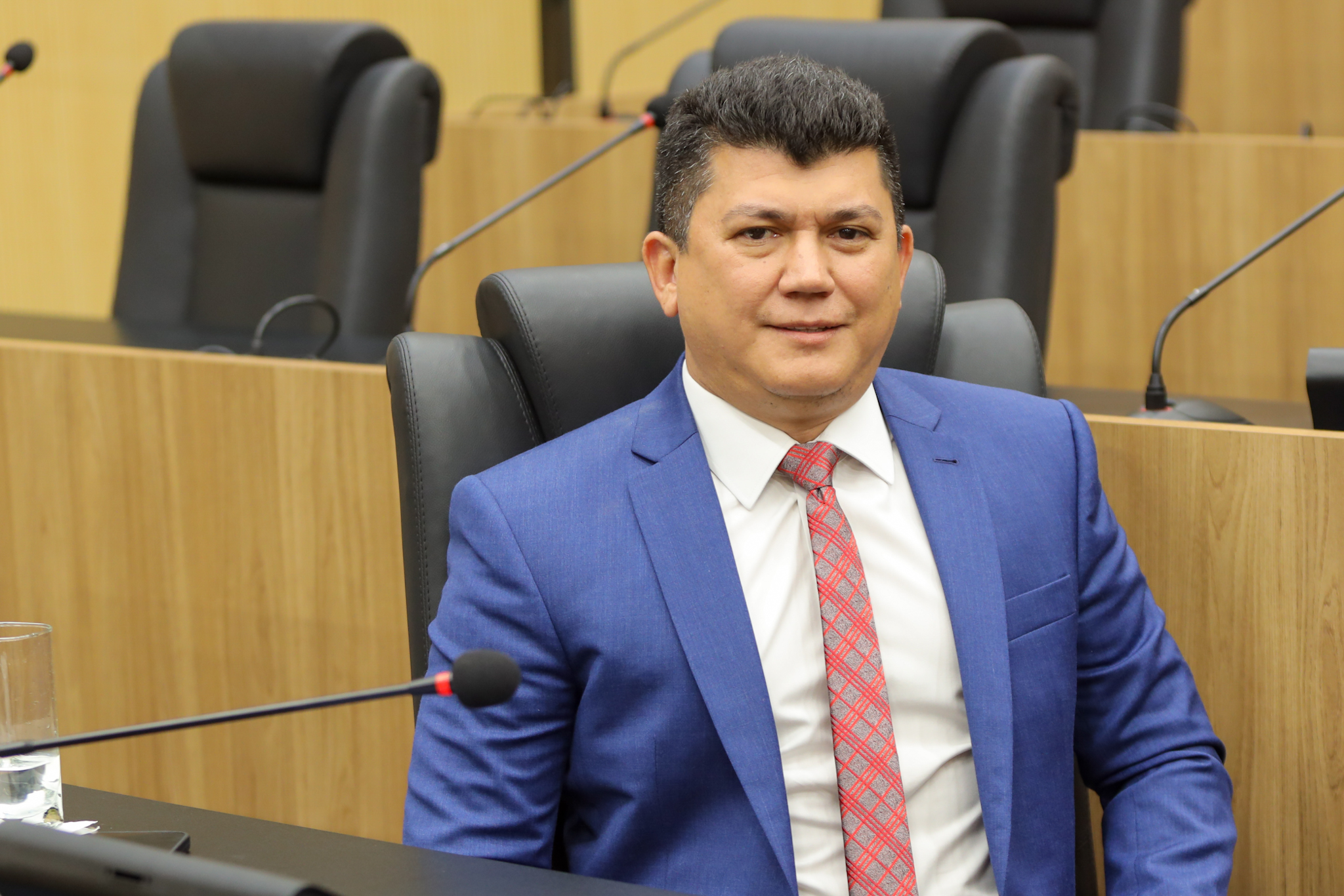 Rubens Vieira assina ordem de serviço que beneficia Cajueiro da Praia com arena esportiva