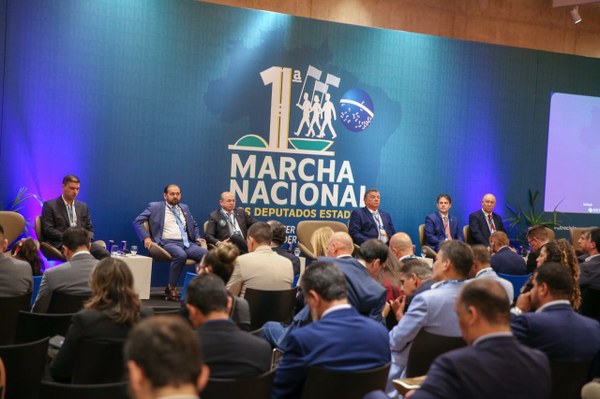 Severo Eulálio defende autonomia dos parlamentos estaduais na I Marcha dos Deputados
