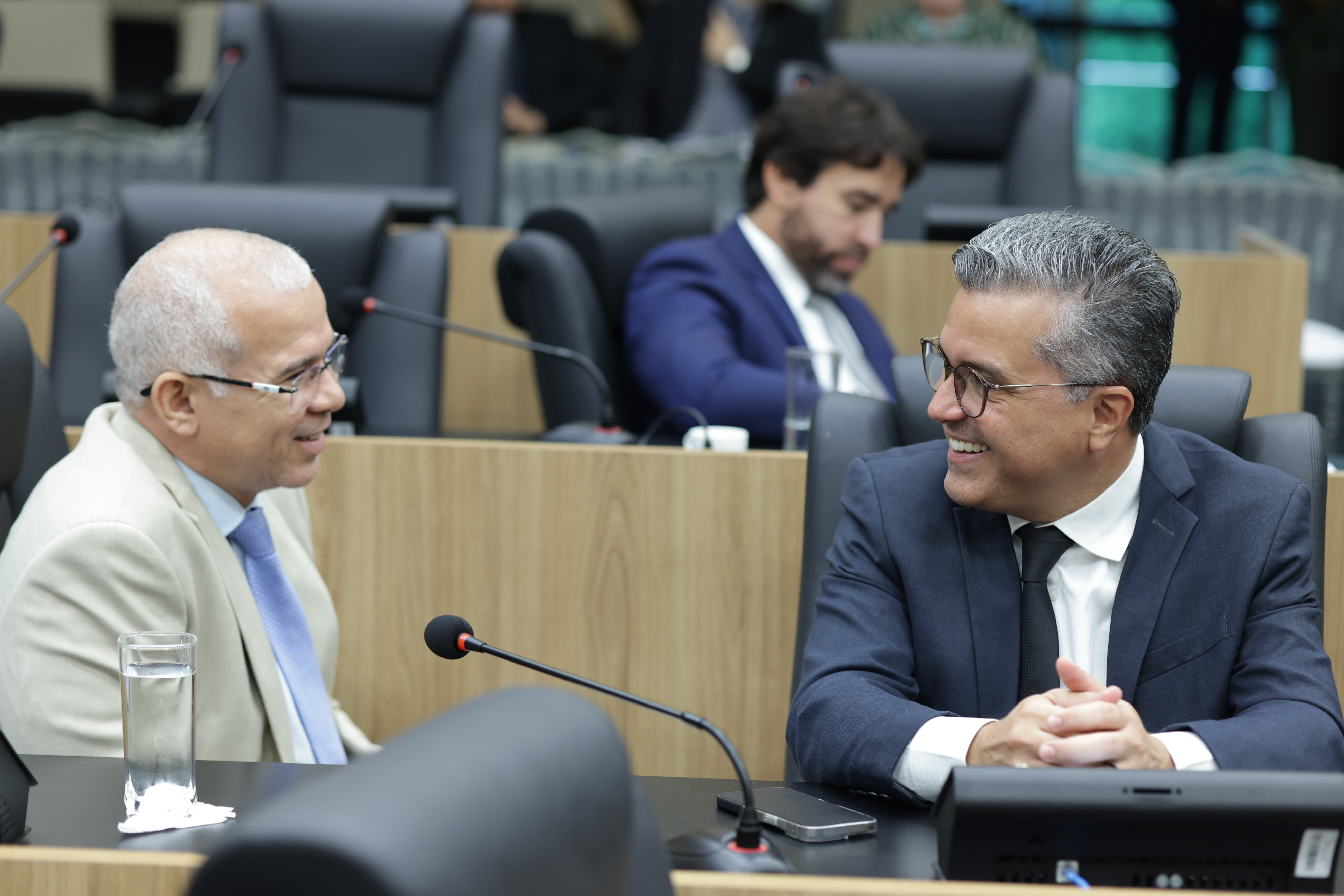 Tiago Vasconcelos comemora aprovação de projeto