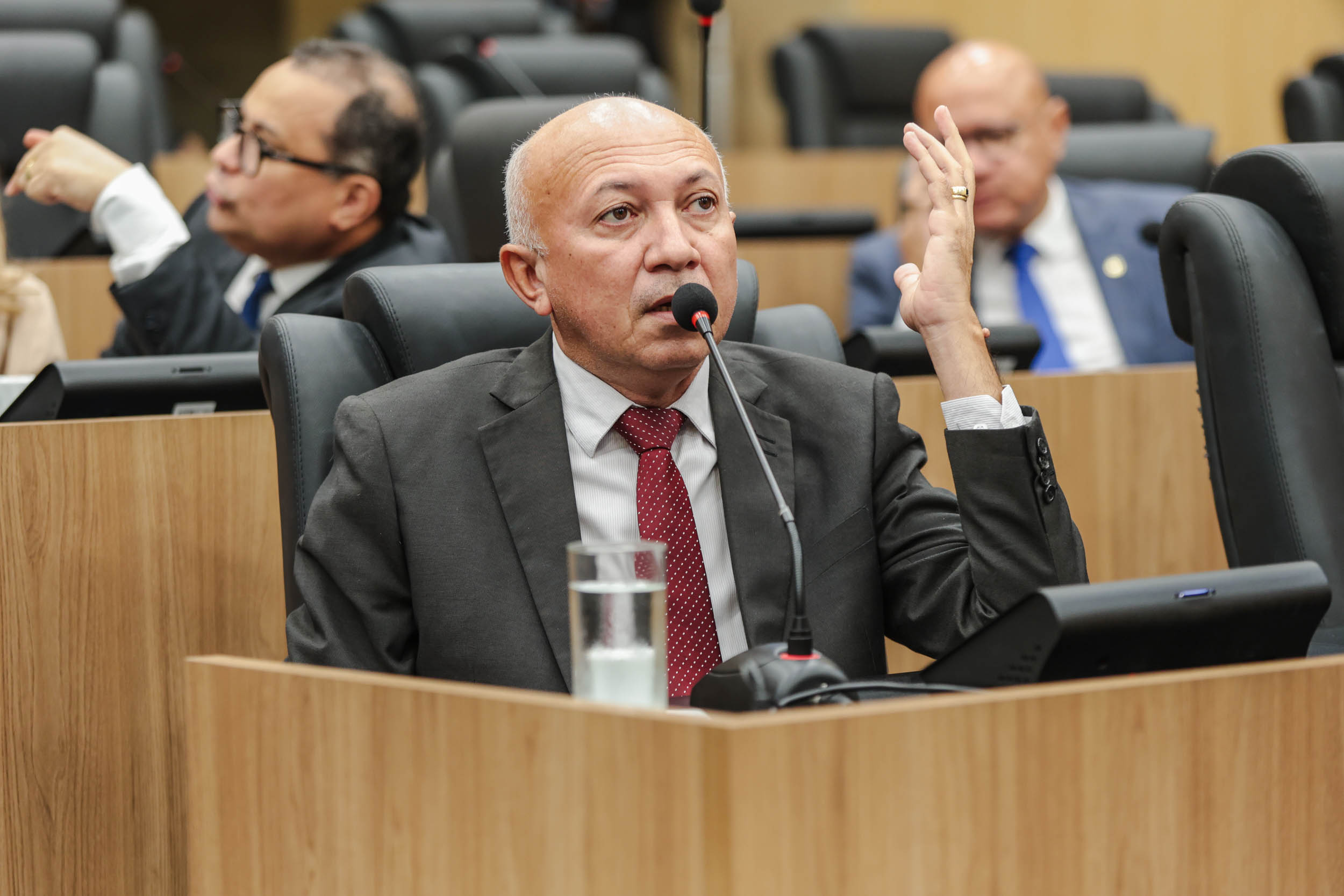 Warton Lacerda cobra instalação de telefonia móvel na região da Santa Teresa