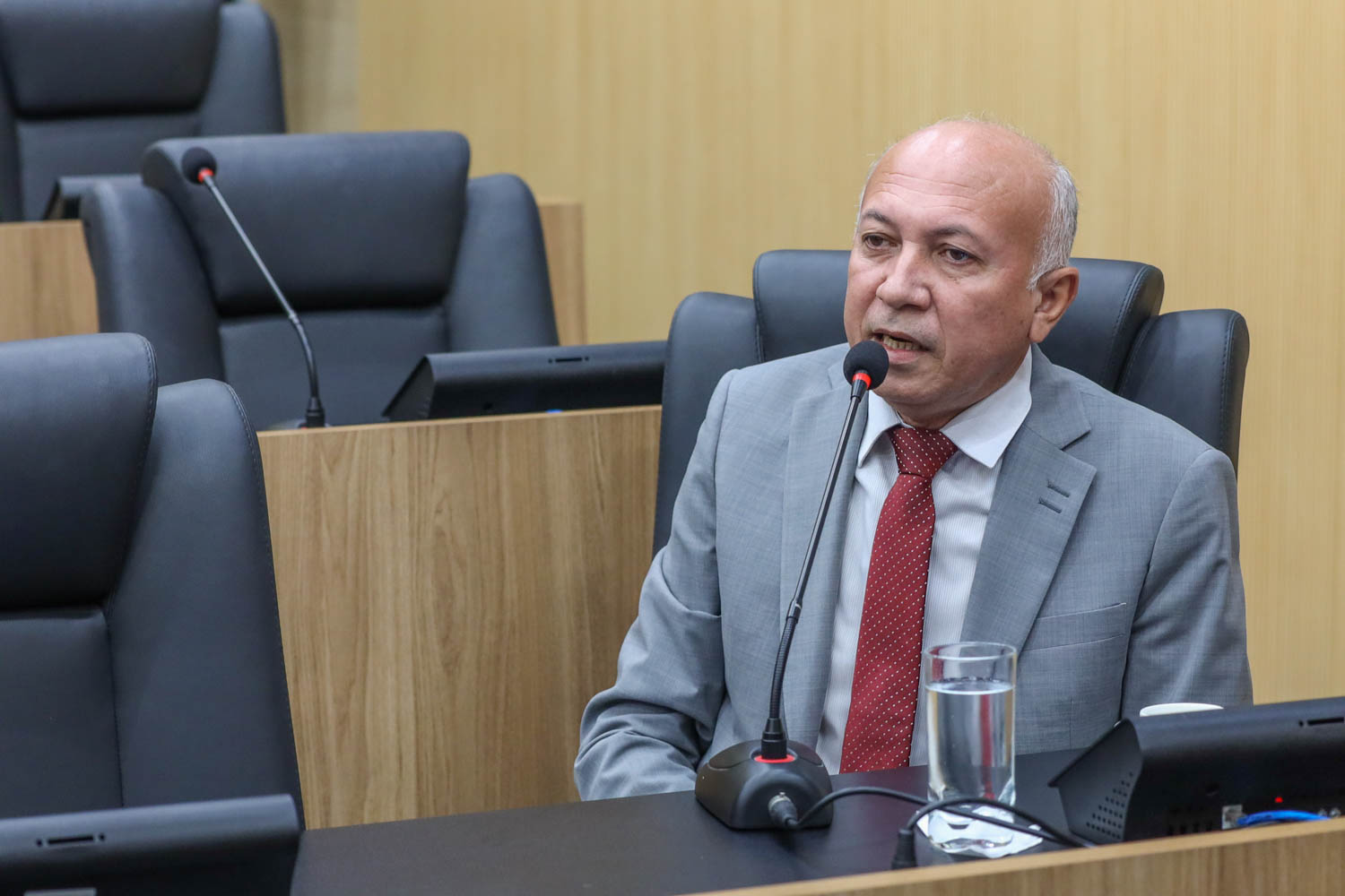 Warton Lacerda denuncia abandono da praça da rodoviária de Teresina