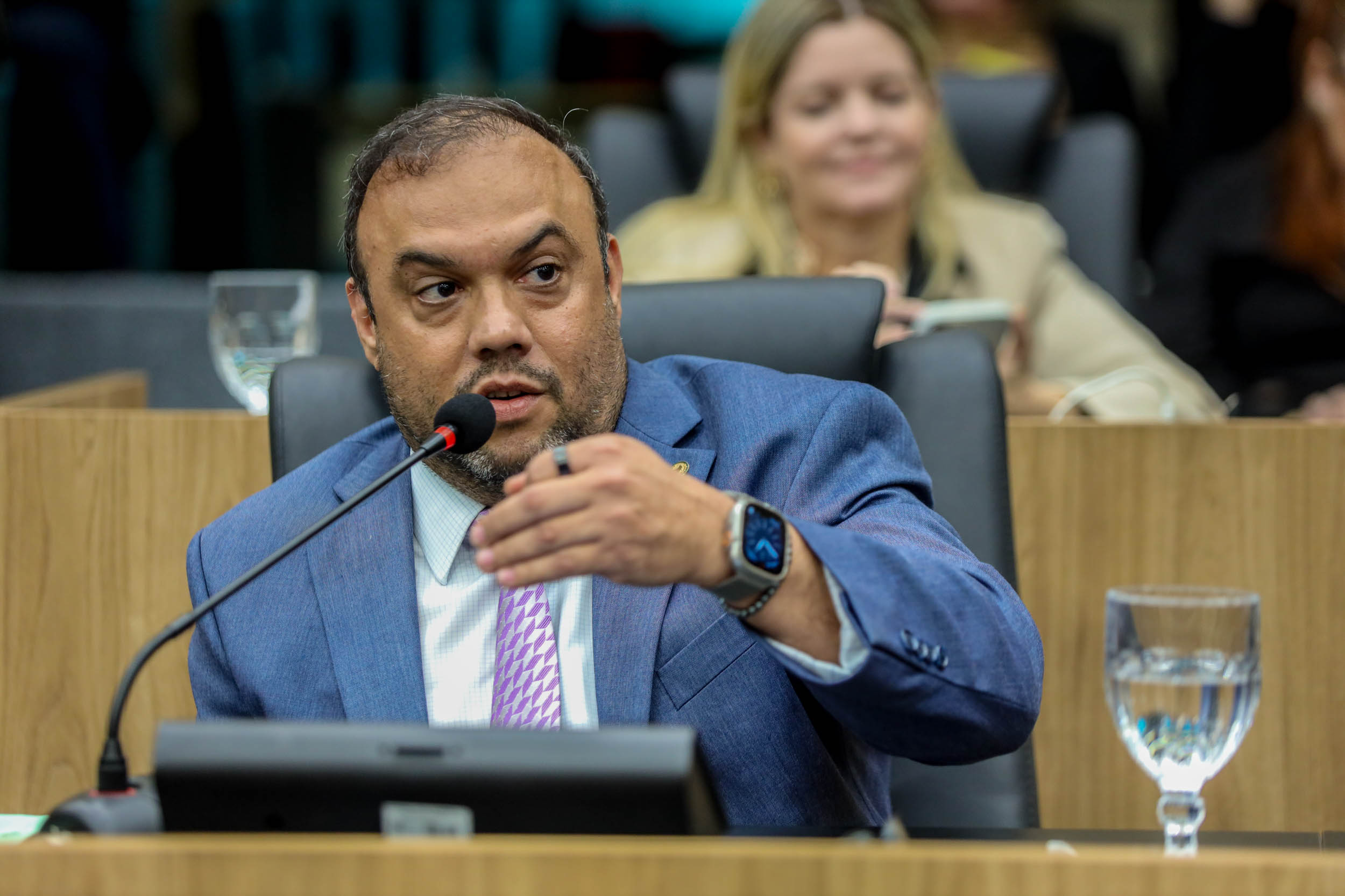 Ziza Carvalho requer audiência para debater gastos públicos com contratação de bandas