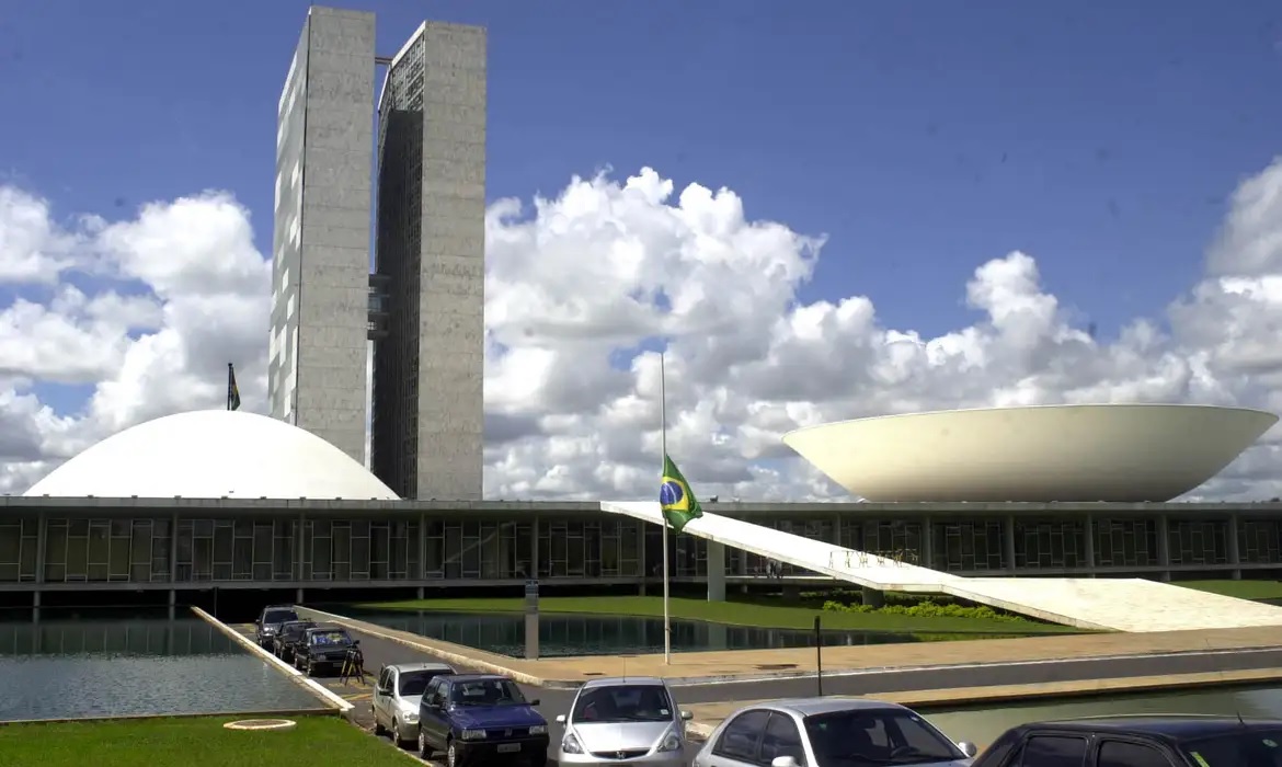 Antes do recesso, Congresso tenta destravar reformas e frear crise entre os Poderes
