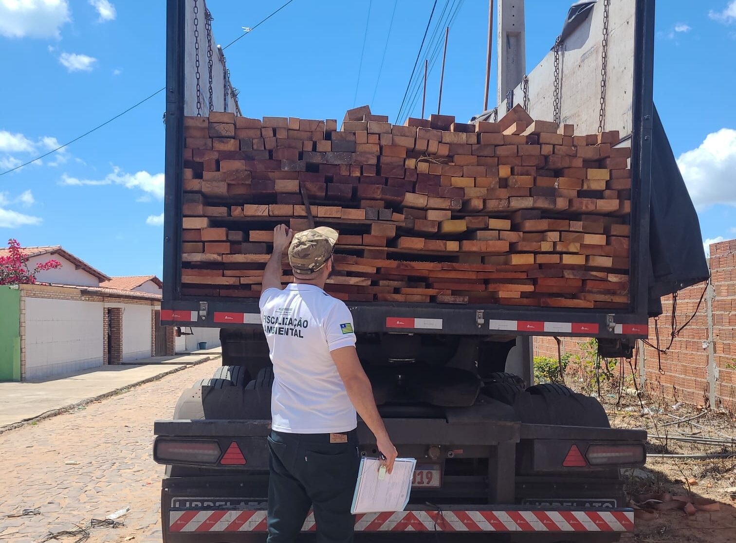Apreendidos dois caminhões com madeira ilegal no litoral do Piauí