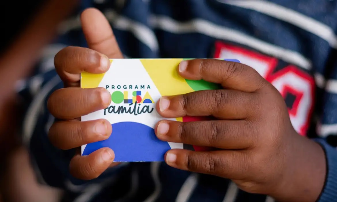 Bolsa Família e Auxílio Gás: pagamentos começam nesta terça-feira (18)