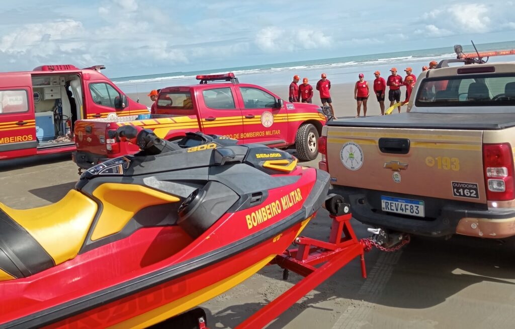 Bombeiros alertam foliões sobre consumo de álcool e segurança no litoral do Piauí durante o Carnaval