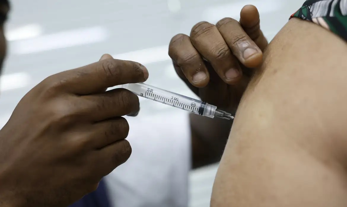 Casos de síndrome respiratória aguda grave caem no país, diz Fiocruz