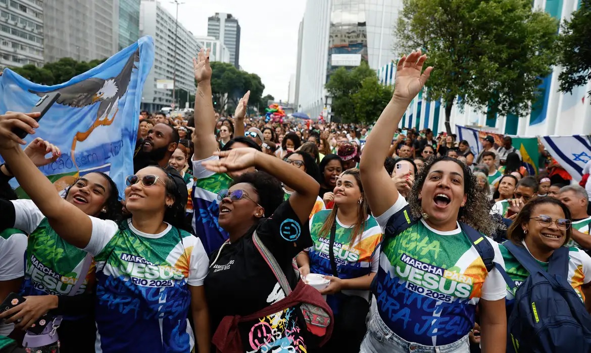 Censo: católicos seguem em queda; evangélicos e sem religião crescem no país