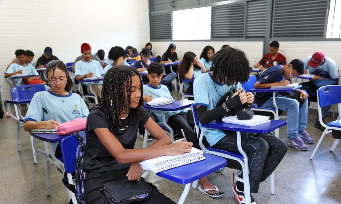 Pé-de-Meia chega nesta terça (25) para quem se formou no ensino médio em 2024
