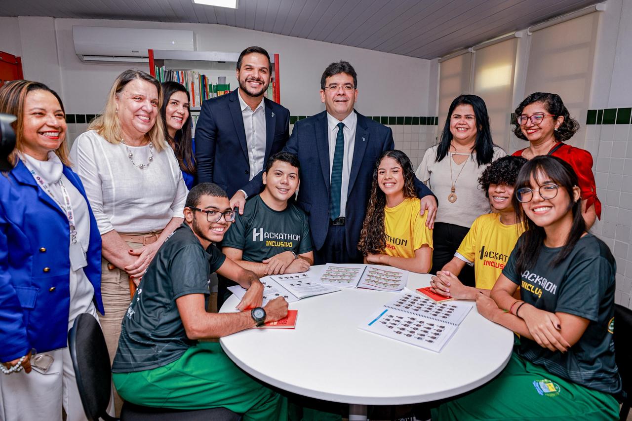 Rafael Fonteles inaugura reforma do Centro de Línguas em Teresina que passará a atender cerca de dois mil estudantes