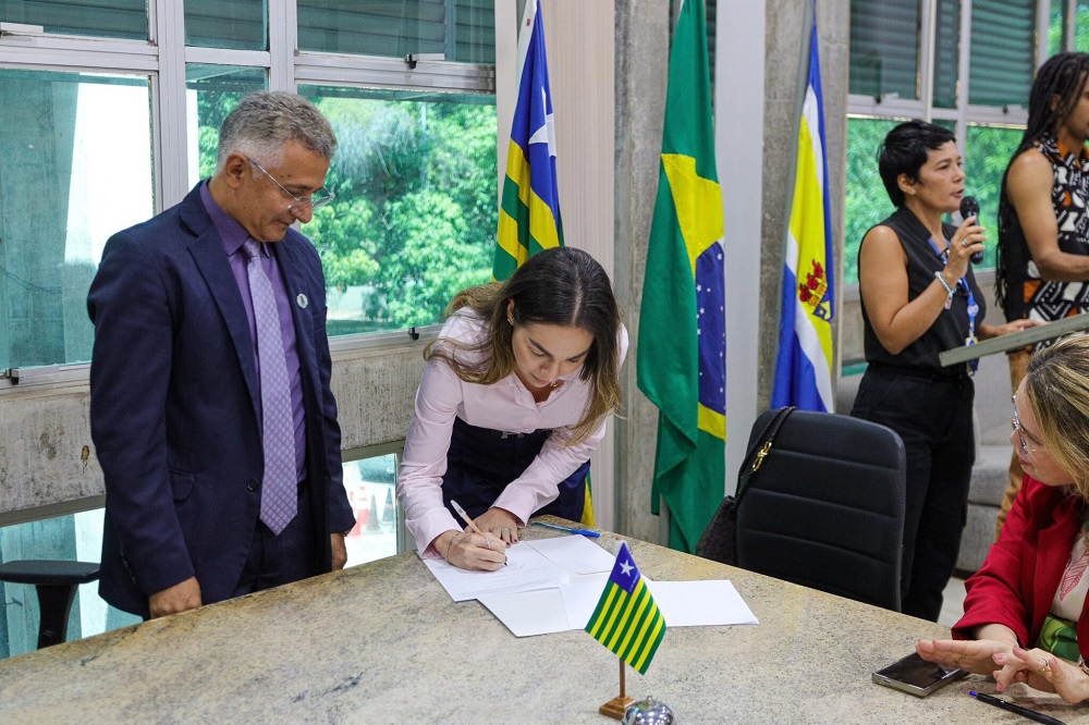 Uespi e Pacto pelas Crianças do Piauí firmam parceria para garantir permanência estudantil por meio de Auxílio-Creche