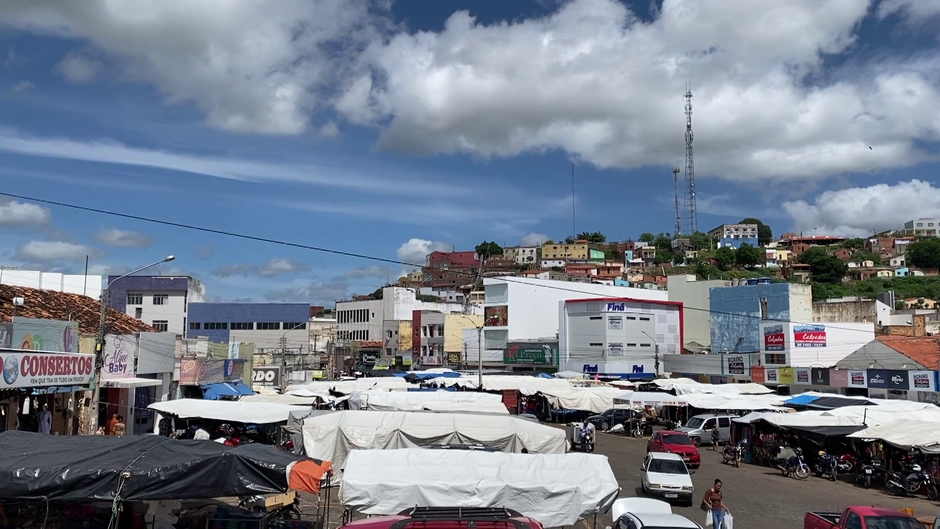 Barracas da feira livre são retiradas do pátio da Catedral de Picos para a Semana Santa