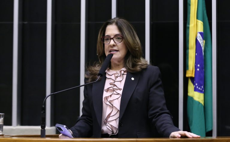 Comissão aprova projeto que torna crime a violência moral contra mulheres  