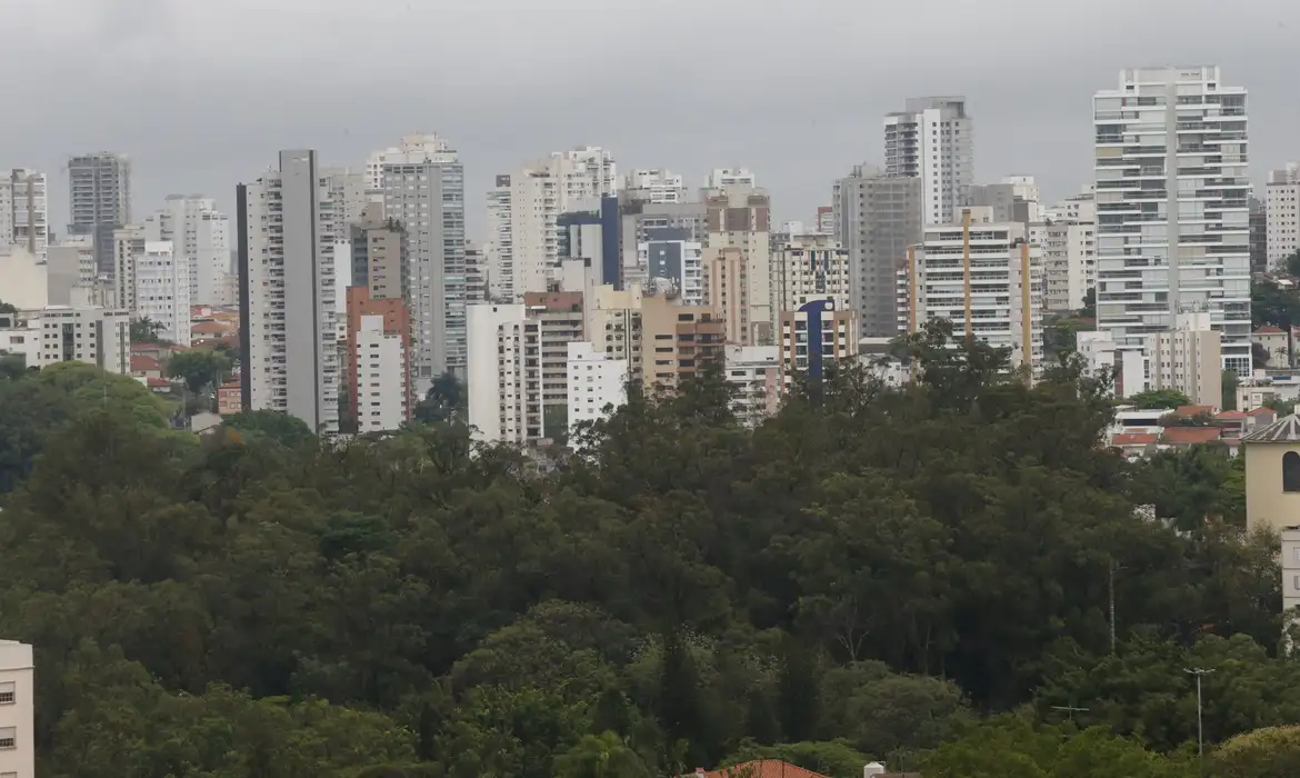 Construções em cidades brasileiras crescem mais que a população