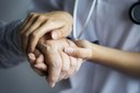Entenda a diferença entre tremor essencial e doença de Parkinson