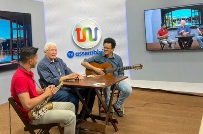 Feito em Casa destaca literatura e música com Enéas Barros e Júnior Ribeiro