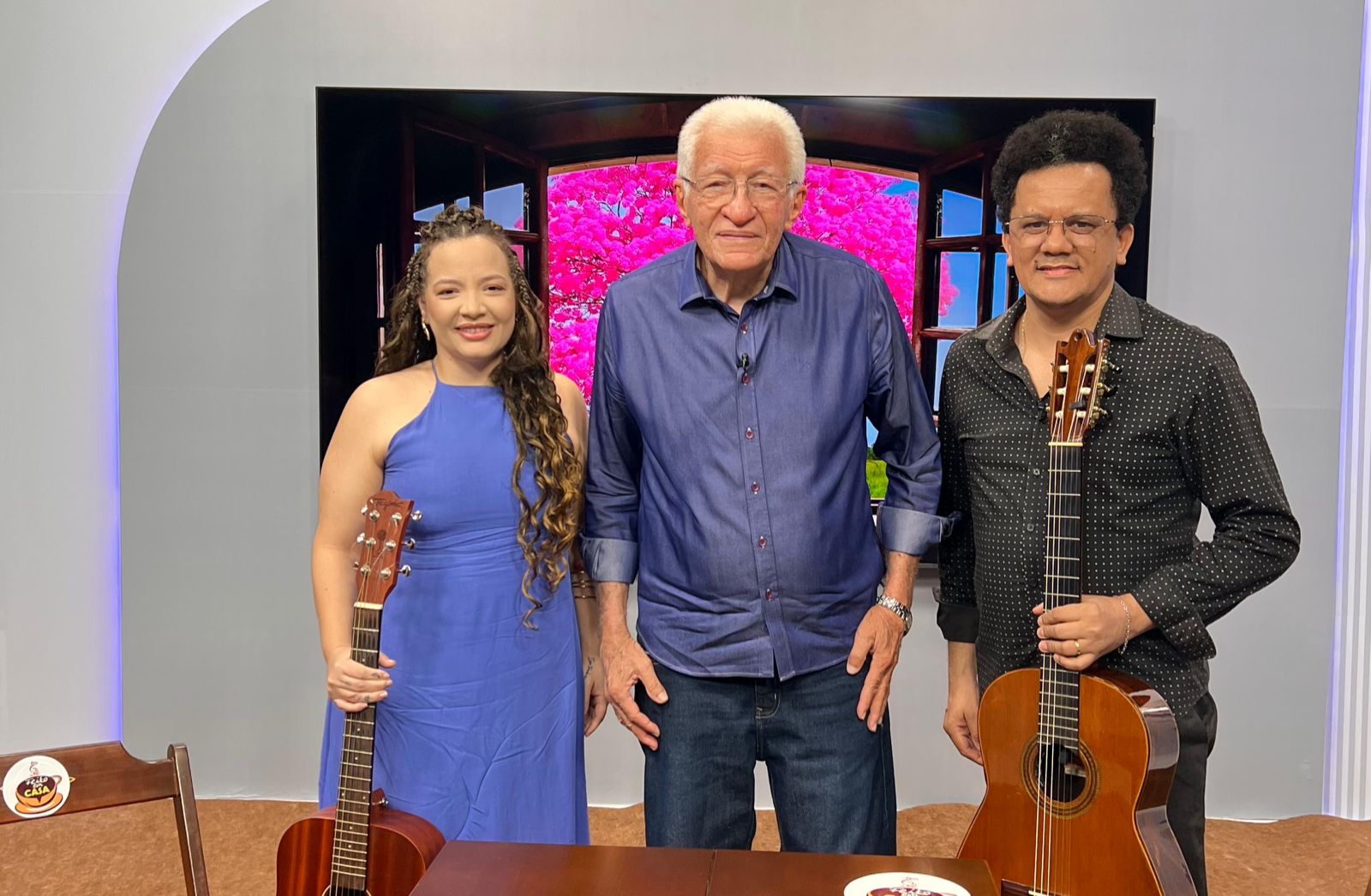 Feito em Casa recebe a cantora Adra Liz e o escritor Edmilson Caminha neste sábado (25) na TV Assembleia