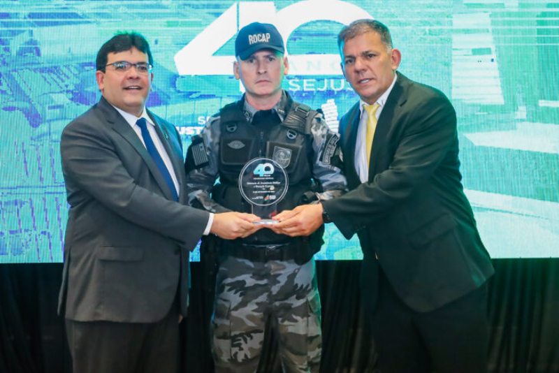 Governador promove 508 policiais penais e entrega viaturas