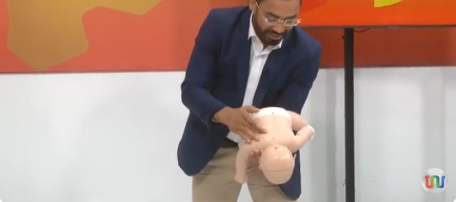Instrutor ensina sobre prevenção e primeiros socorros em casos de engasgo em crianças