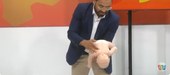 Instrutor ensina sobre prevenção e primeiros socorros em casos de engasgo em crianças