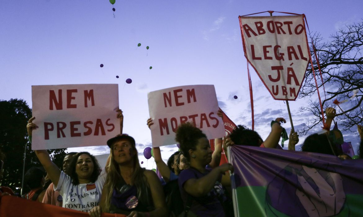 Legalização do aborto volta ao debate público no STF