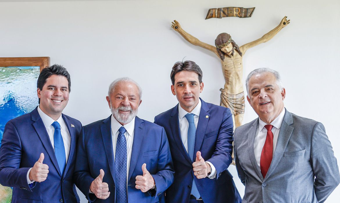 Lula dá posse a 3 ministros e cria ministério para pequena empresa