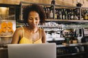 Mais escolarizadas, mas com rendimento menor: desigualdade marca empreendedoras negras e empresários brancos