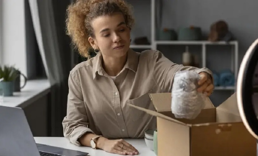 Mesmo com mais escolaridade, mulheres têm renda 24% menor que os homens à frente de um negócio