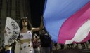 População trans se opõe à nova idade mínima para terapia hormonal