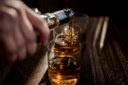 Produção de cachaça tem crescido, mas setor lamenta preconceito