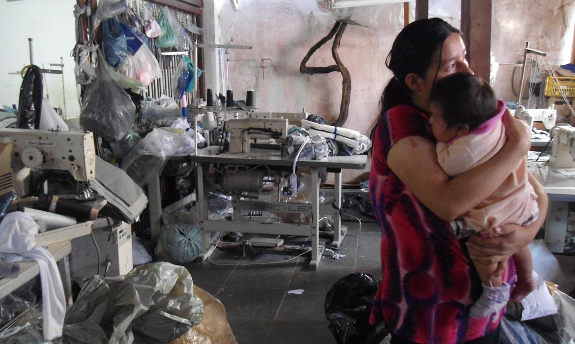 Produzir trabalho decente no país é desafio, dizem especialistas