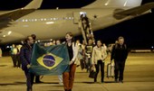 Sinto alívio por pisar em solo brasileiro, dizem repatriados