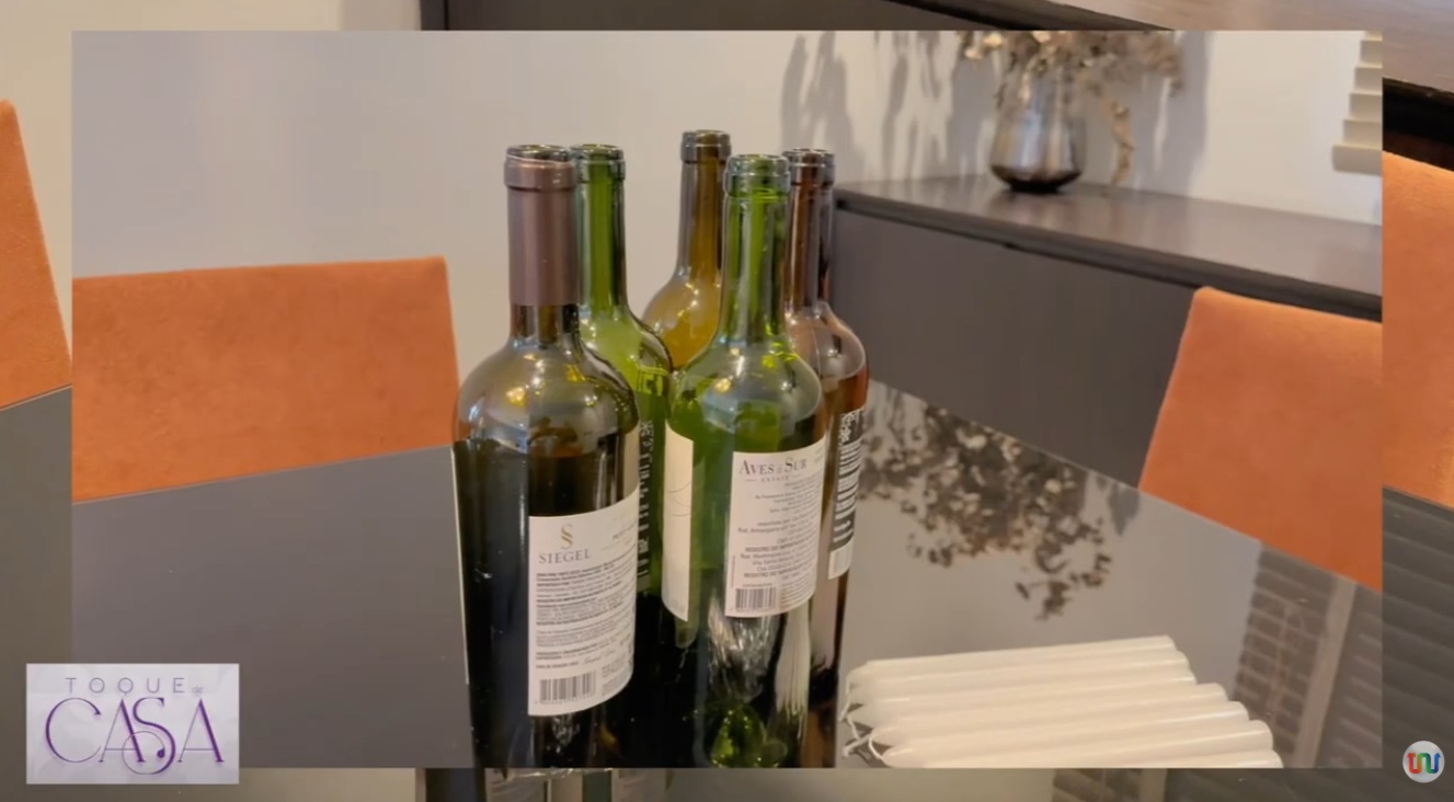 Toque de Casa: Do lixo pode surgir castiçal criativo que transforma garrafa em peça de decoração