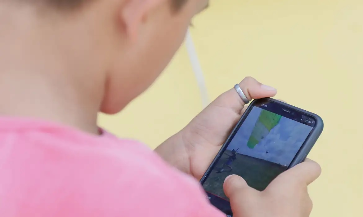Uso de internet por crianças entre 6 e 8 anos dobrou na última década 