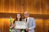 Pesquisadora que reverteu premiação em pesquisas para o Piauí é homenageada na Alepi 
