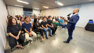 Entre ensaios, credenciamento e oratória: jovens deputados se preparam para ocupar o plenário da Alepi