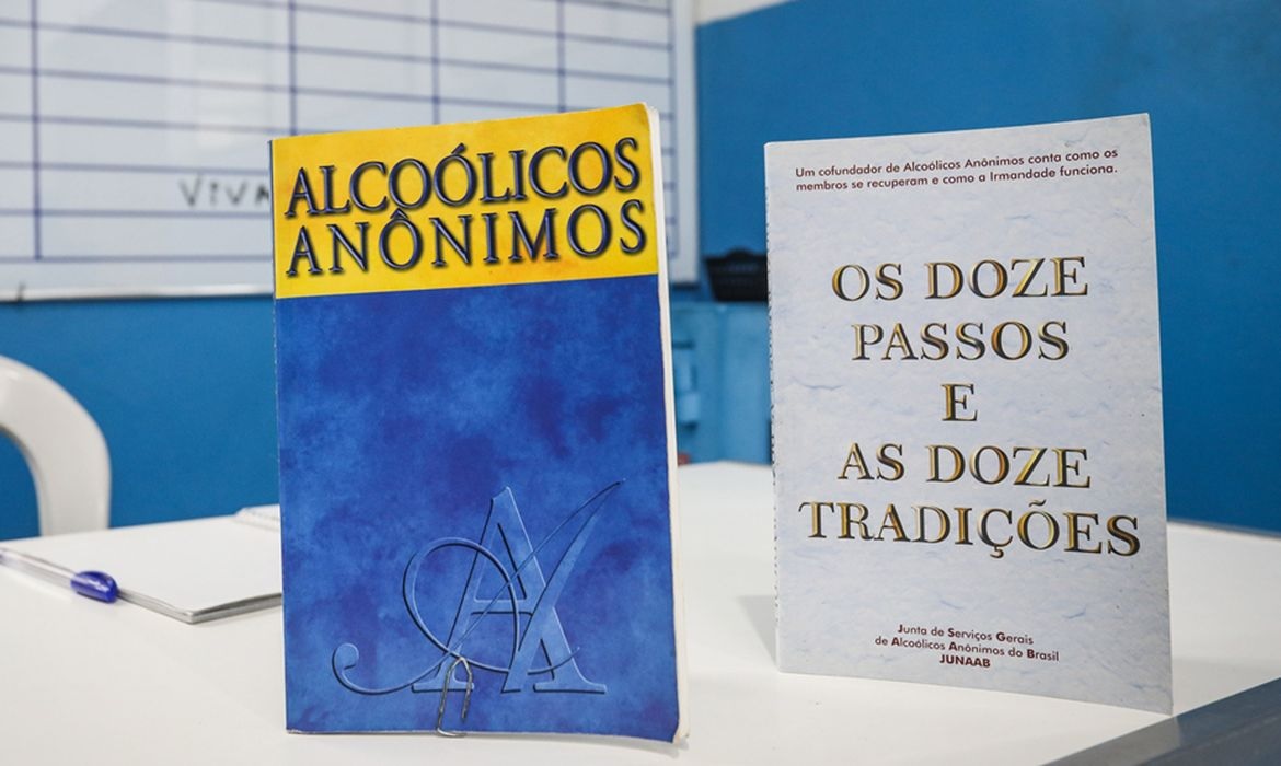 Aos 90 anos, Alcoólicos Anônimos tem maior participação feminina
