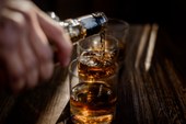 Produção de cachaça tem crescido, mas setor lamenta preconceito