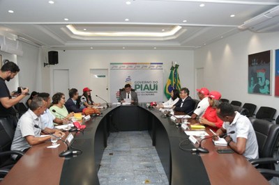Rafael Fonteles discute pautas da agricultura com representantes do MST