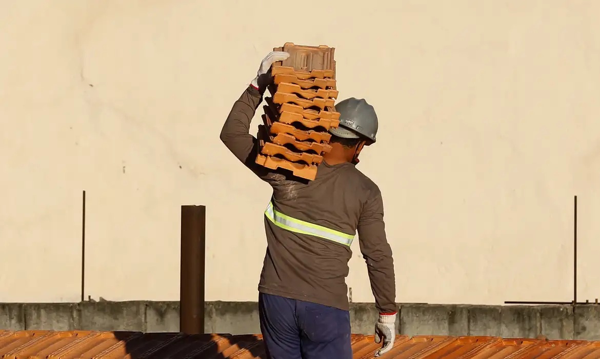Taxas de juros altas prejudicam construção civil; entenda
